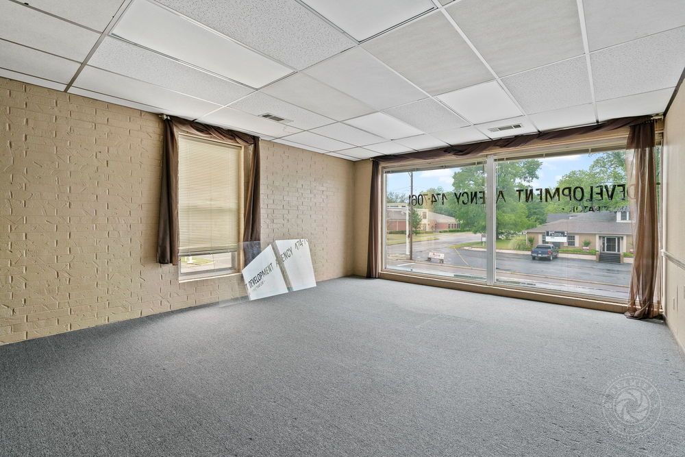 Office For Sale: 1500 Main St, Van Buren, AR 72956